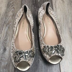 (New, never worn) Arturo Chiang Cream and Gold Flats with Bow Embellishments